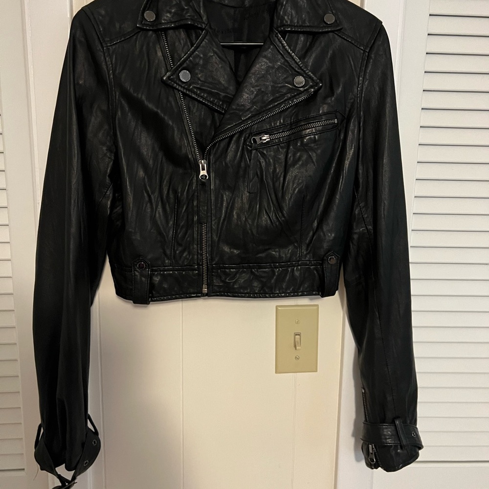 Super incredible Guess leather cropped jacket with details